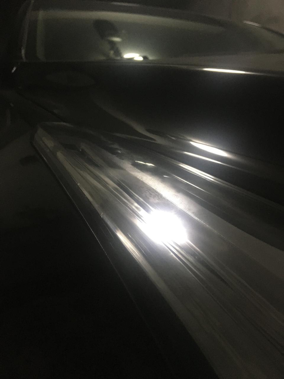凯迪拉克ats-l-新车6000公里 两只大灯内部顶侧 这是水气还是水渍？能自己好吗？