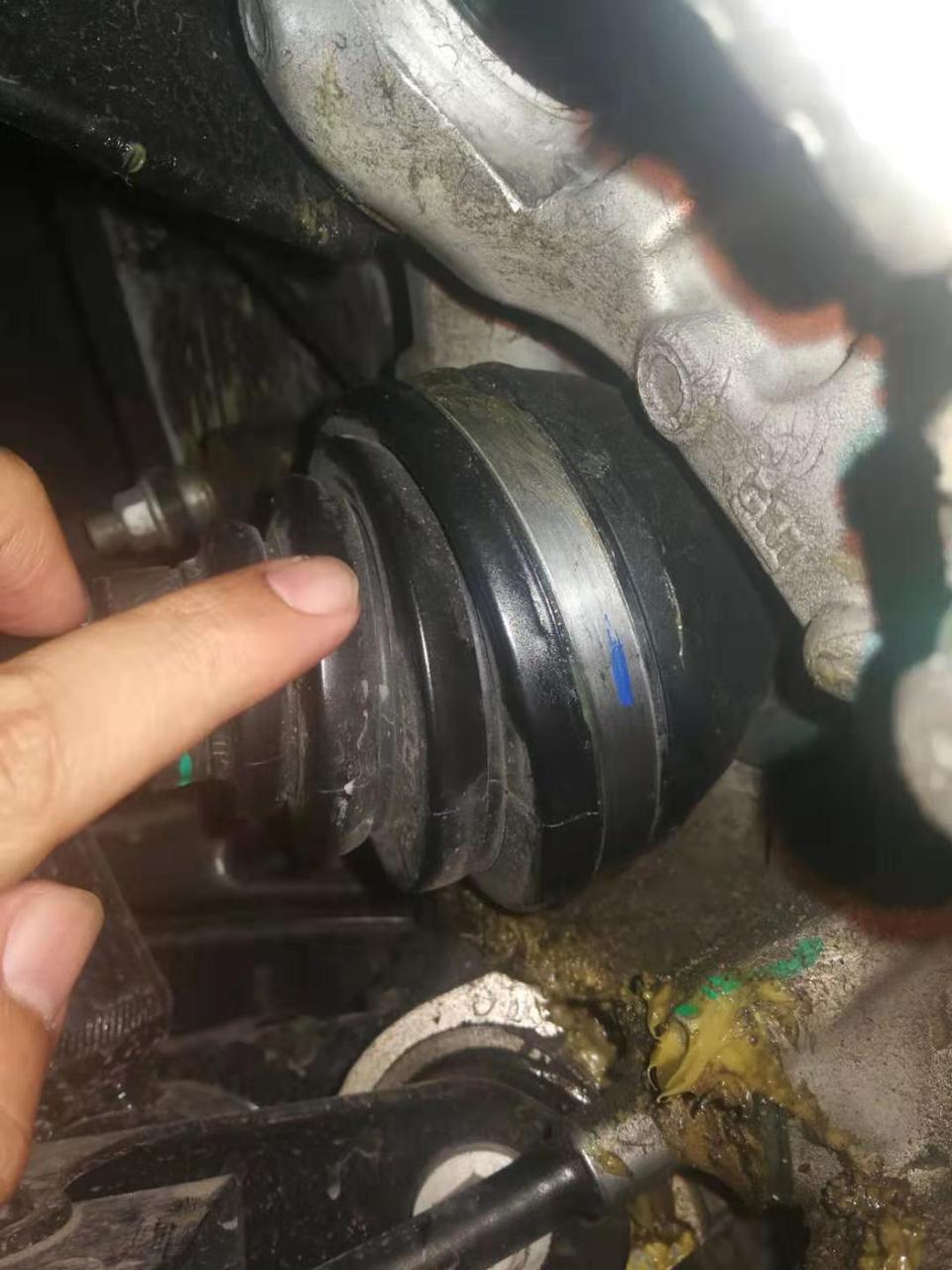 凯迪拉克ats-l-上个月刚提的凯迪拉克atsl ，最近感觉停车打方向的时候有格愣的声音 ，去4s没发现问题，但是把车架起来时候，发现左后球笼套那裂口，轮毂轮圈是都有甩出来的油，4s给的方案是更换整个总轴，想知道，这种质量问题，有没有其他的索赔可能？