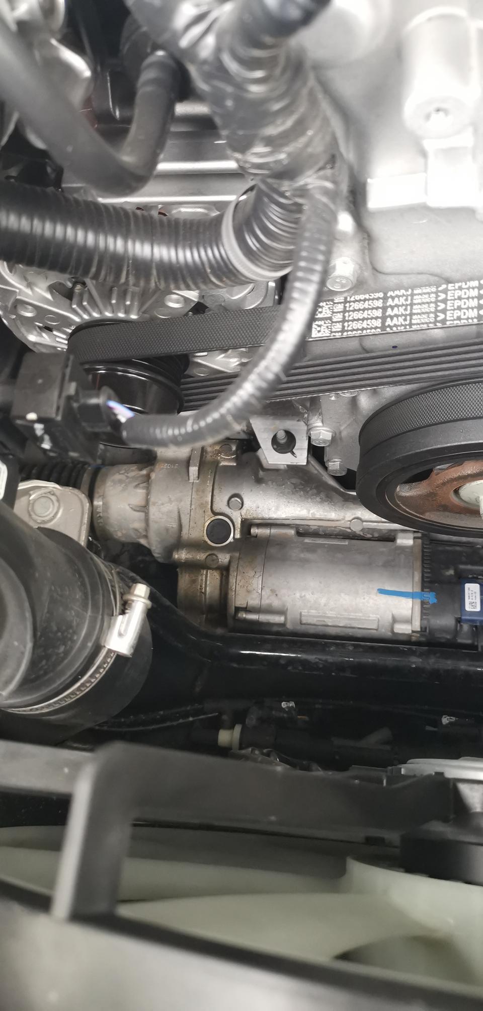 凯迪拉克ats-l-新车2900公里，发动机皮带下方渗油，兄弟们知道这是哪个位置，是发动机渗油吗？还不会要坐引擎盖了吧，有什么建议吗？