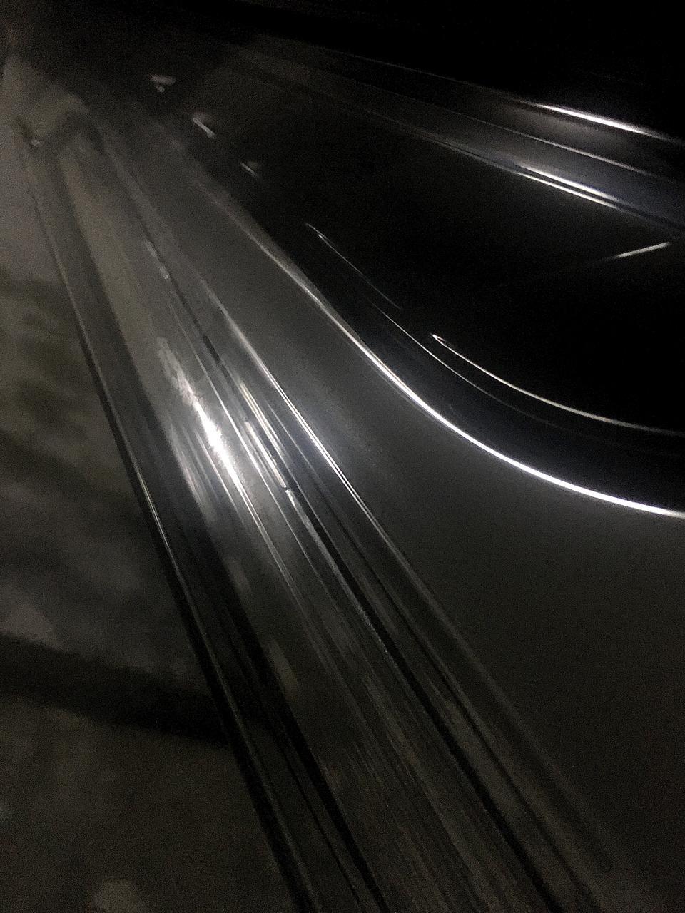 凯迪拉克ats-l-新车6000公里 两只大灯内部顶侧 这是水气还是水渍？能自己好吗？