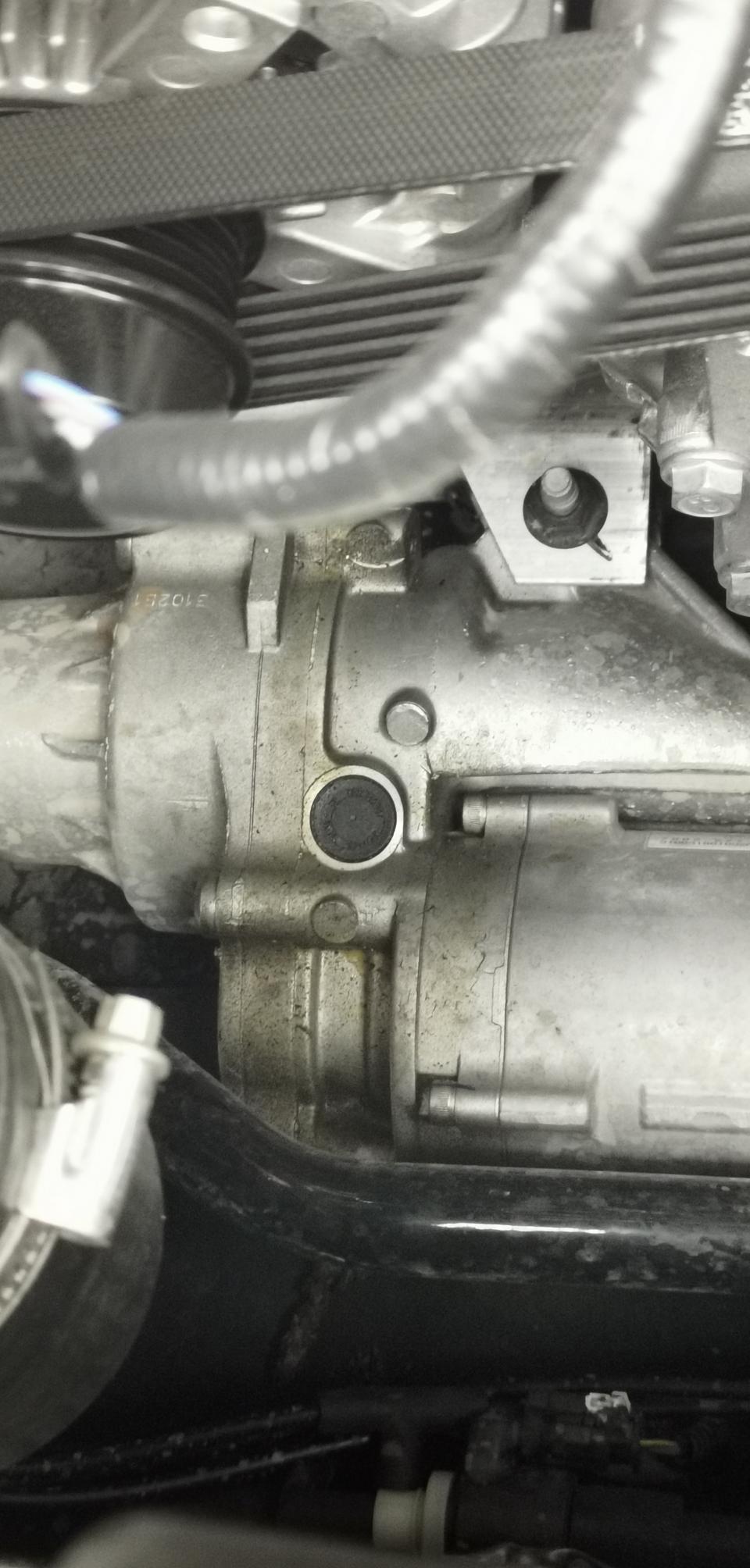 凯迪拉克ats-l-新车2900公里，发动机皮带下方渗油，兄弟们知道这是哪个位置，是发动机渗油吗？还不会要坐引擎盖了吧，有什么建议吗？