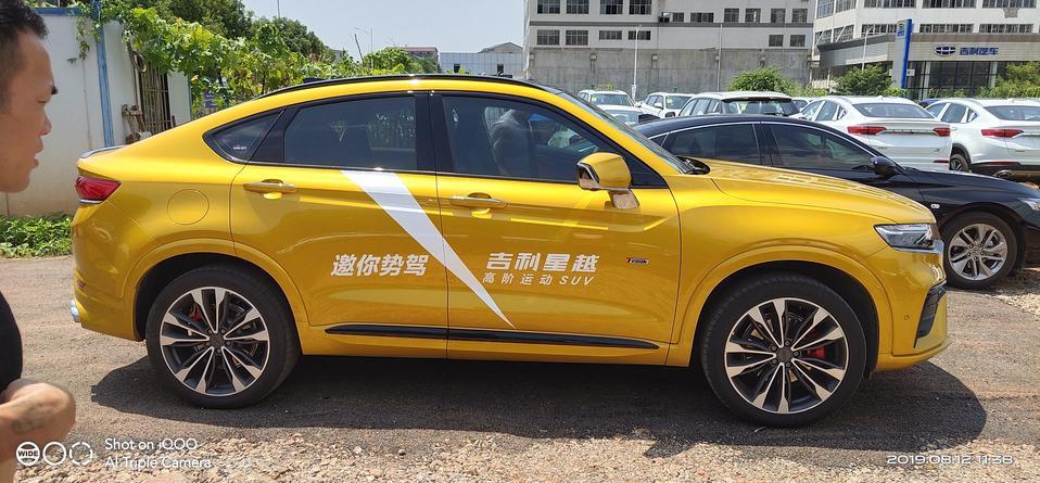 去看了星越实车，很喜欢不管是动力，外观内饰，秒杀20万合资车，好纠结买4驱还是2驱，感觉4驱的黑色钢圈还没2驱顶配的好看，还有大神们，星越哪种颜色好看？