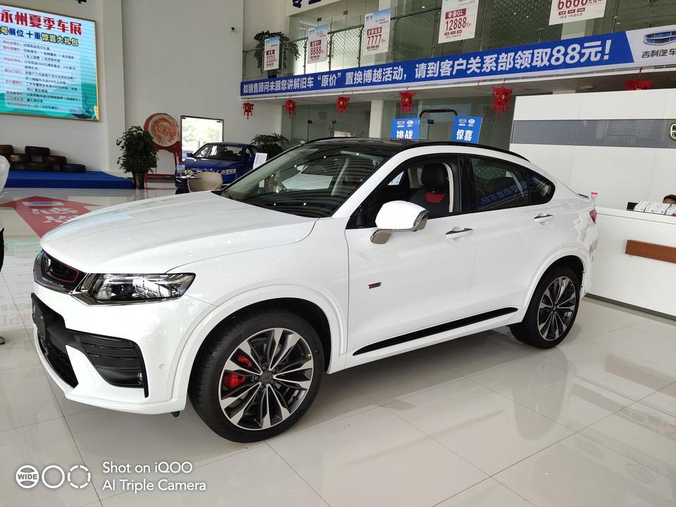 去看了星越实车，很喜欢不管是动力，外观内饰，秒杀20万合资车，好纠结买4驱还是2驱，感觉4驱的黑色钢圈还没2驱顶配的好看，还有大神们，星越哪种颜色好看？