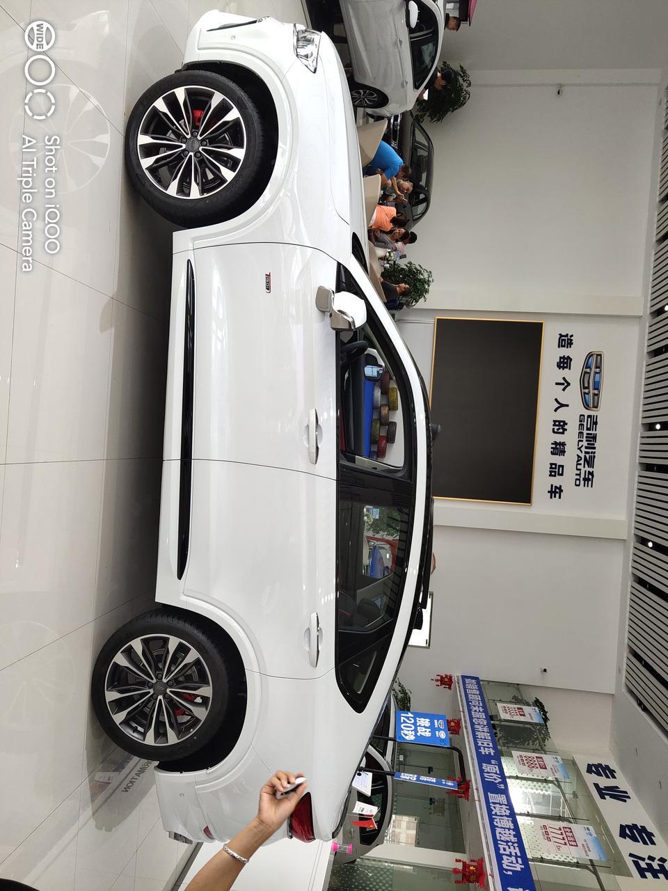 去看了星越实车，很喜欢不管是动力，外观内饰，秒杀20万合资车，好纠结买4驱还是2驱，感觉4驱的黑色钢圈还没2驱顶配的好看，还有大神们，星越哪种颜色好看？