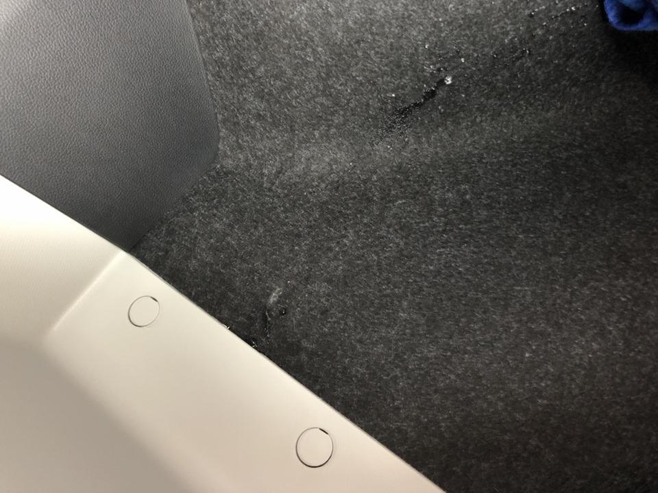 名爵zs后备箱左侧网兜上方，接缝处下雨滴水是什么情况？