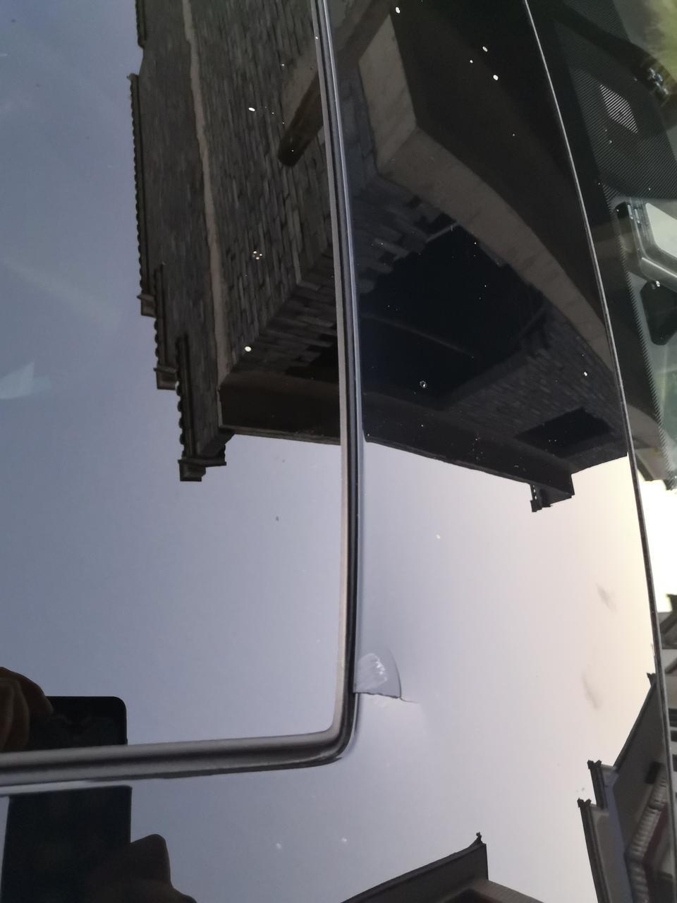 高尔夫7，应该是高空坠落砸到了，各位高尔夫车友，请问一下这个怎么办？
