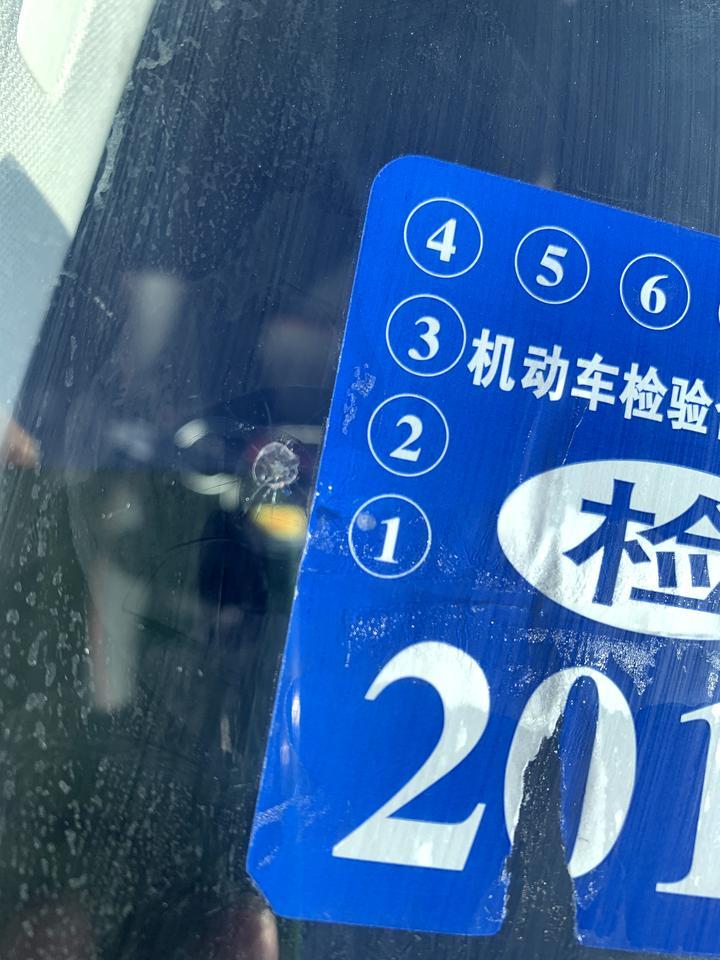 高尔夫-前挡风玻璃被小石子砸裂了，能修复吗？开车会不会受影响呢，就外面有裂缝，内部摸起来好好的