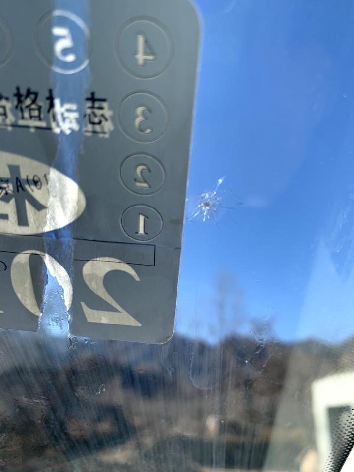 高尔夫-前挡风玻璃被小石子砸裂了，能修复吗？开车会不会受影响呢，就外面有裂缝，内部摸起来好好的