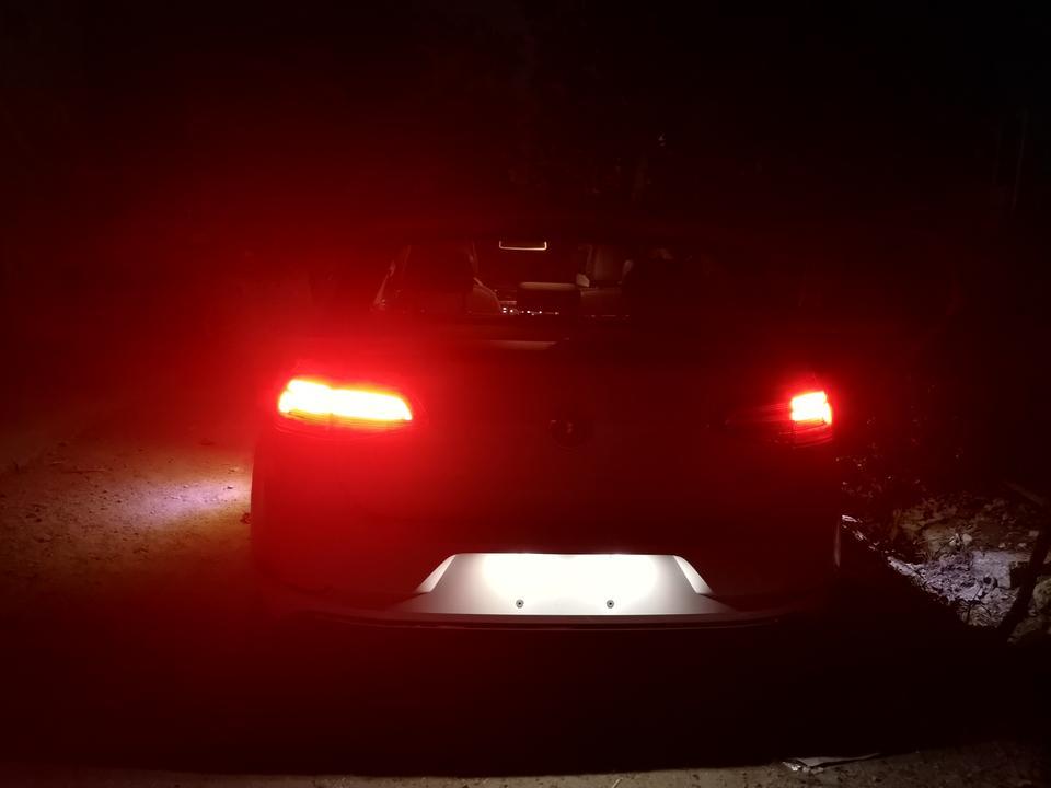19款高尔夫！夜间行车灯和刹车灯怎么右边只亮一半！4s店说正常！正常吗