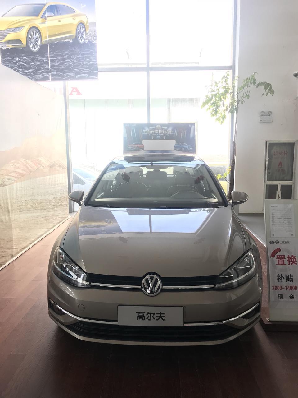 高尔夫2019款 280TSI DSG舒适型国六，中配，我打算全款购买，裸车价说是十五万多，优惠后裸车价132500，购置税11800，服务费2000，上户130，保险7500，总价153930（送全车贴膜、脚垫、挡泥板，然后就没了），怎么砍价？或者还需要问他多送点什么东西吗？比如行车记录仪什么？第一次买车啥都不懂