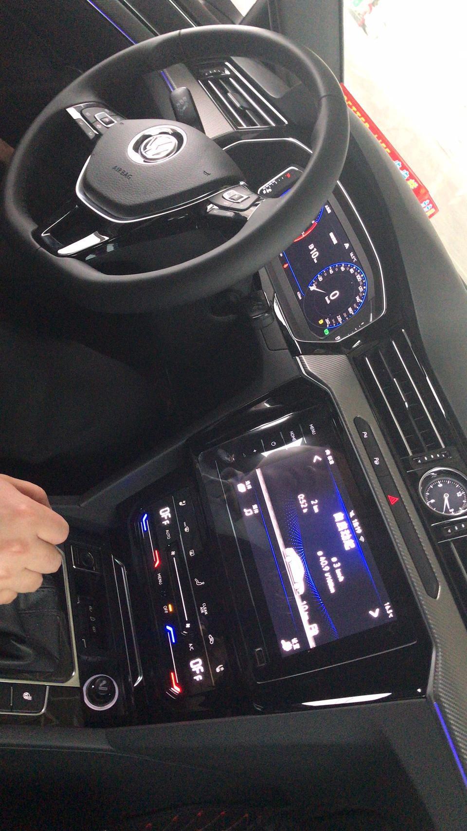2020款大众CC330魅颜版 中控屏音量➕失灵，放音乐声音自动变最大，随后点了没反应，但是音量－有反应，熄火锁车断电在重启车辆又恢复，然后放音乐一会又失灵，声音又变最大，请问哪位大神知道这是什么原因，4S店已经更新过系统版本最新了，需要换中控屏吗？车子才跑2400公里