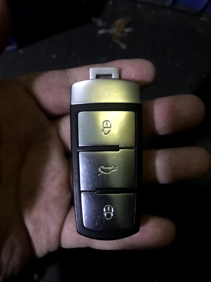 大众cc-因为我有一把假的塑料钥匙，想给真的那把买个钥匙套，cc的一键启动跟老款插入式外观是一样的吗？