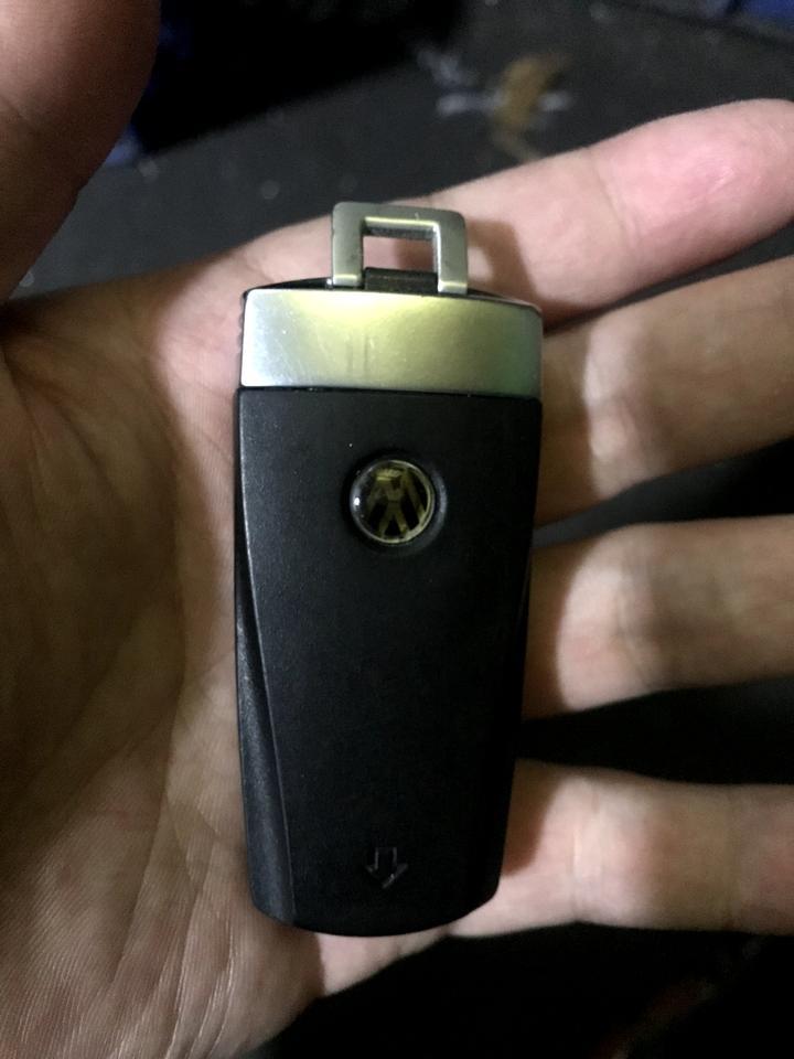 大众cc-因为我有一把假的塑料钥匙，想给真的那把买个钥匙套，cc的一键启动跟老款插入式外观是一样的吗？