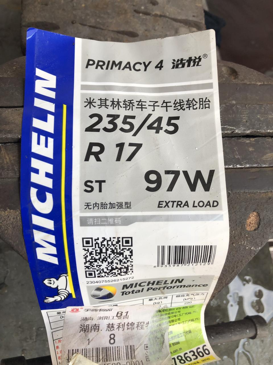 大众cc-因左前轮路面过坑速度过快轮胎直接顶破了，轮毂顶了个缺口。到米其林轮胎店直接两个前轮换了新轮胎，左前轮受伤的轮毂换了后备箱全尺寸完好的轮毂。 
轮胎装好，做好动平衡之后，高速110提速120方向盘抖动。 
以为是动平衡没做好，然后回轮胎店再次做动平衡（第二次），上高速了还是跟第一次一样的问题。

轮胎店说没办法了，所以我建议把两个旧的后轮换到跟前面两个互换一下试试，换了之后没有做动平衡，我就直接上的高速，之前的方向盘抖动现象没有了。

回到米其林轮胎店，老板建议我就这样吧，但是我买的两条新胎不可能