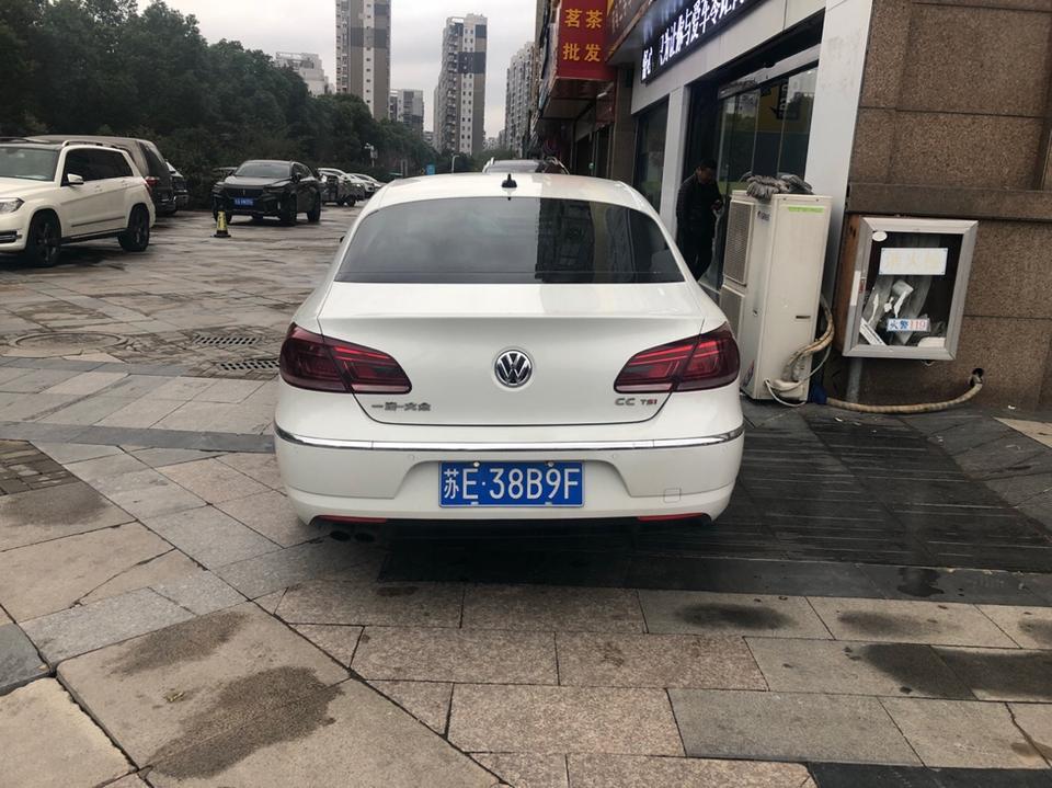 大众cc-为什么我的CC2.0T，后备箱上TSI的SI是红色的，别人的2.0TSI三个字母都是红色的？