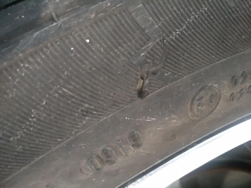 唐-两个星期前倒车，速度不高被水泥台的尖角把右后轮轮胎侧面怼了米粒大小一块，不见了，没有鼓包，看气压也没有漏气，这个需要处理吗？过年要走高速，麻烦帮忙给看下，在这里先谢谢了！