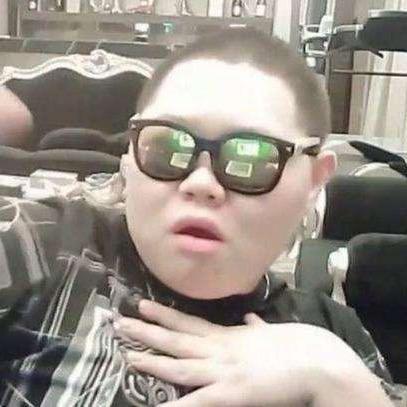 各位老哥 请问唐这款车选什么颜色好些啊 最近砸锅卖铁想入手一辆