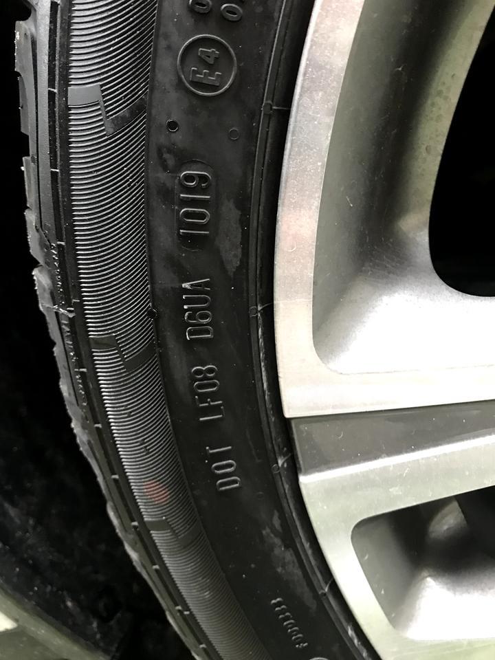 唐-小伙伴们，今天9.30提的车，看了出厂日期5.21，和轮胎玻璃都是五月之前的，总里程9公里，这样算是库存车嘛？问销售，他说正常的，还有我买的是尊荣，怎么才能看的出来是不是，感应尾门有的。
