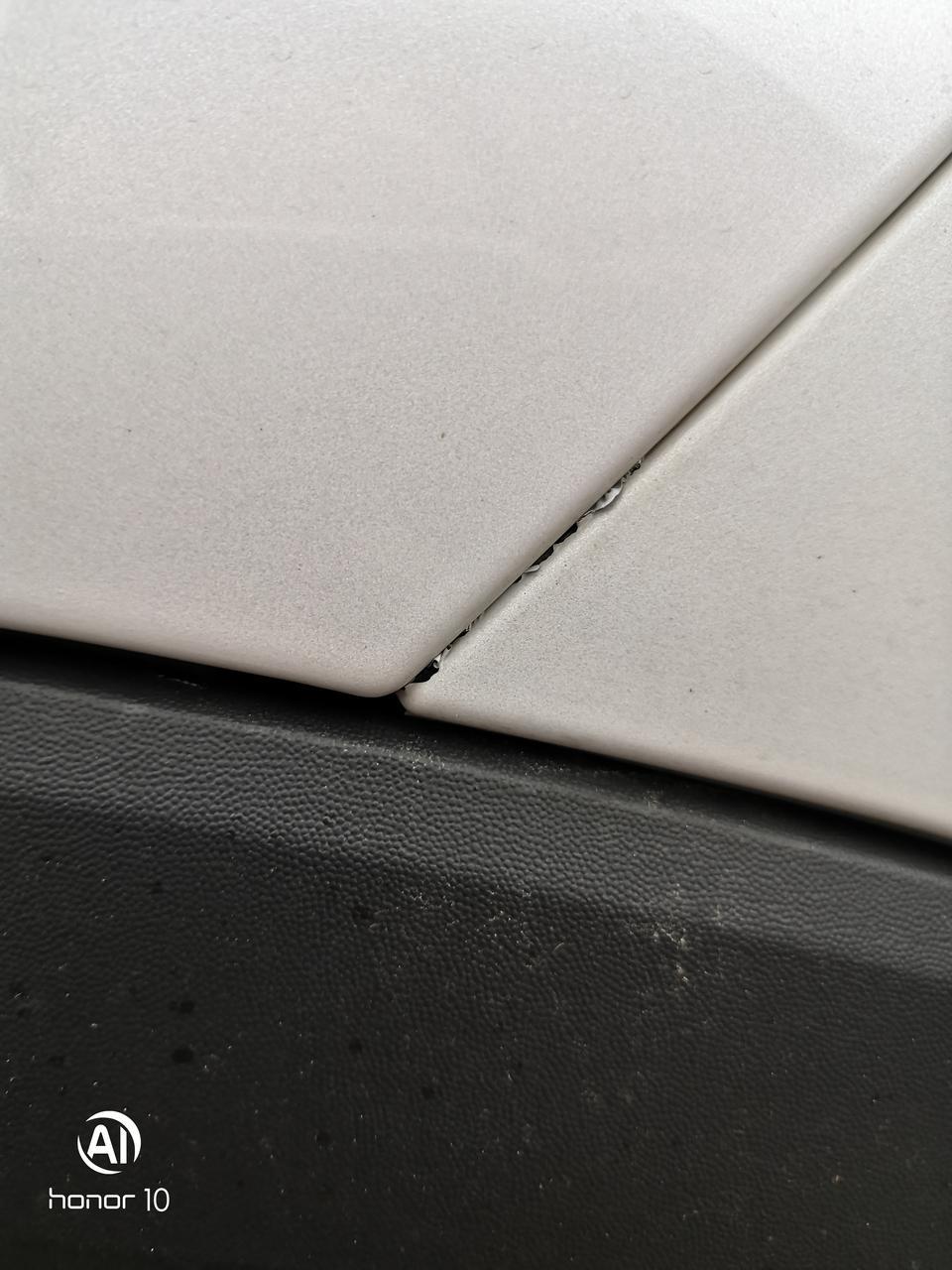 各位燃油唐车主，我今年5月底提了一辆1499的车，刚2800做了首保，今天无意间看见车前保险杠和叶子板接缝处掉漆 两侧都有！黑色塑料漆已经露出来了！不知道是出厂就这样，还是4S店做过手脚！所以请问下光大车友看看你们的车有没有这个情况…