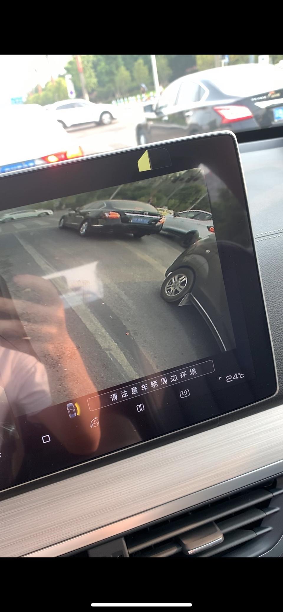 各位唐友，你们的唐全景影像左右镜头清晰吗？才提的车，左右镜头画质就像视频标清一样，很近的右前方车牌都看不清，很模糊
