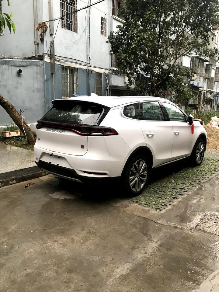 唐-小伙伴们，今天9.30提的车，看了出厂日期5.21，和轮胎玻璃都是五月之前的，总里程9公里，这样算是库存车嘛？问销售，他说正常的，还有我买的是尊荣，怎么才能看的出来是不是，感应尾门有的。
