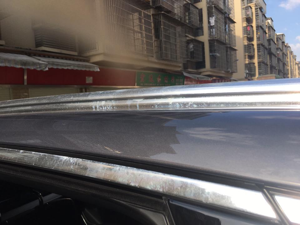 车友们我刚提的唐燃油版  发现车顶行李架好多白色的，是什么情况？用什么可以洗掉求，车友们有遇到过吗？