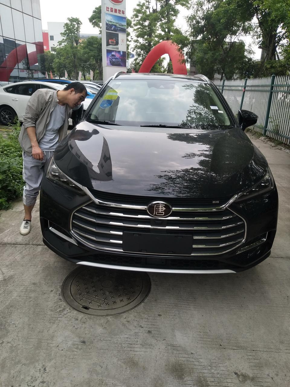 请问入手的唐车主提车的时候4儿子都有送什么东西？我提的时候就什么都没有，就原车脚垫和香水，方向盘套，连尾箱垫都没有。。。。