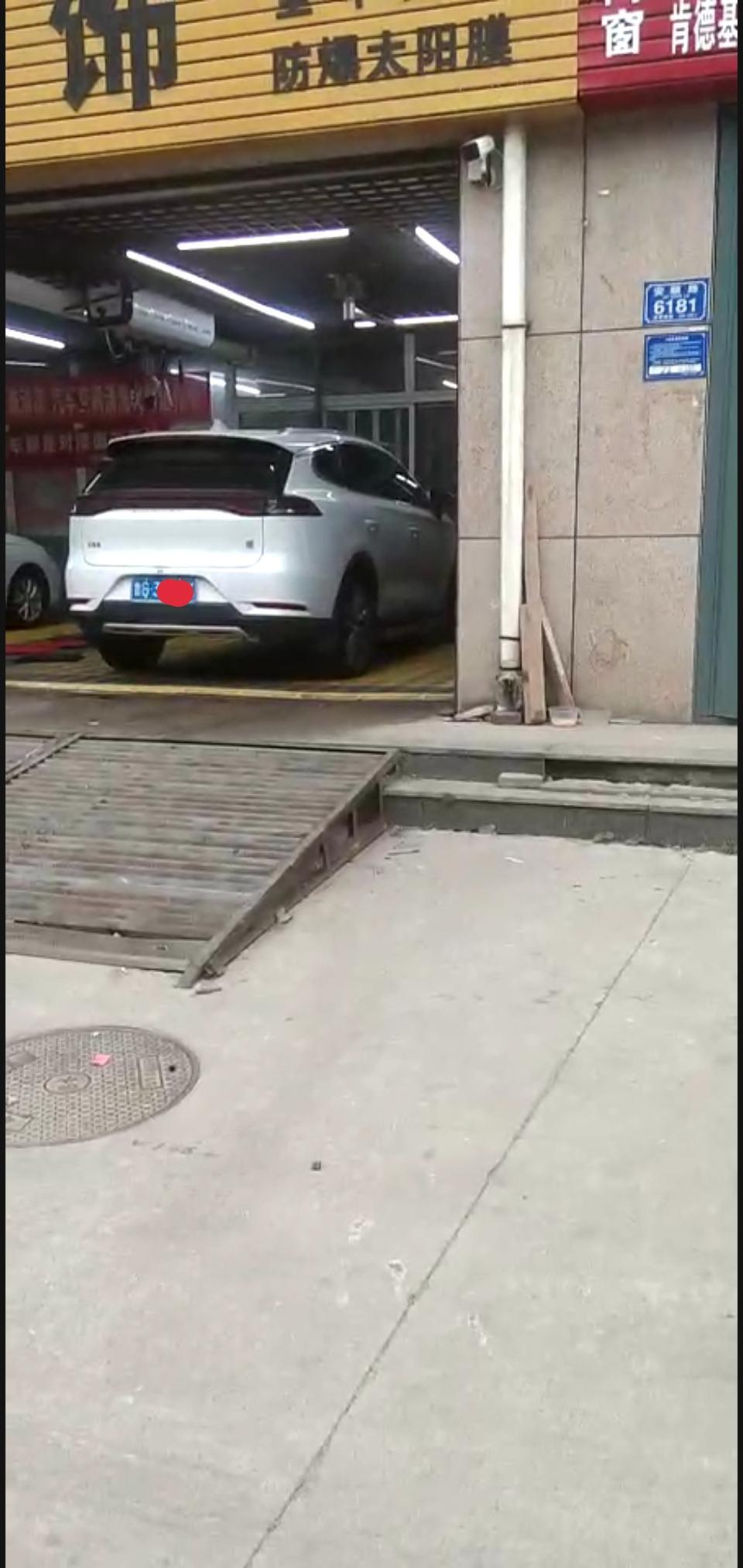 唐-提车两个多月了，没怎么开，跑长途很平顺很好，但是在市区跑总感觉不如轿车舒服，比如在路上跑着感觉有轻微蹦的感觉，以前开的是手动挡轿车，是不是悬挂太硬的原因。你们的这样吗？