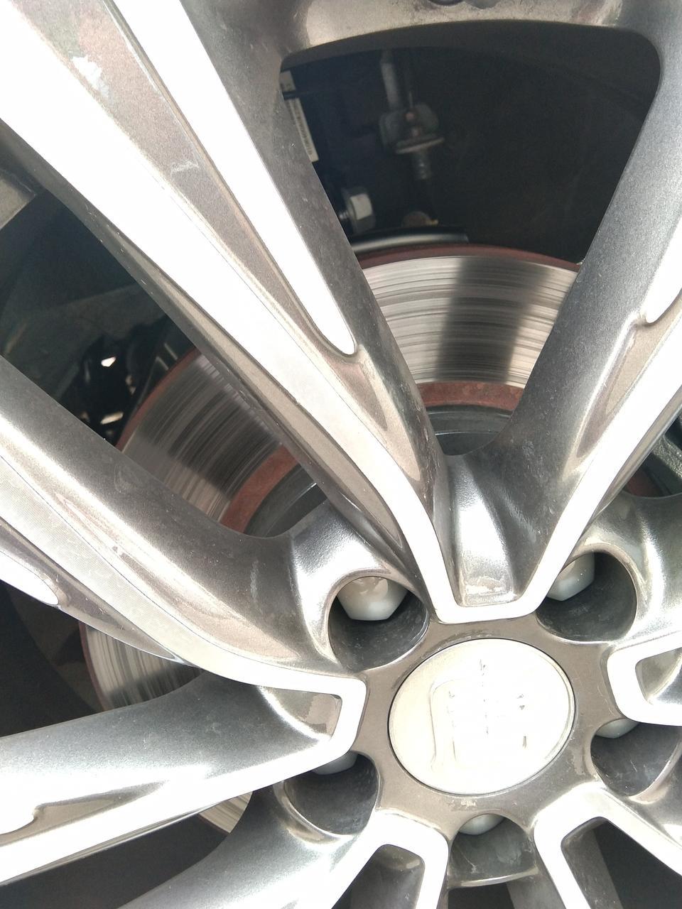 新车跑了不到两千公里，前轮刹车盘出现拉丝状，用手摸能感觉出来，不很明显。难道磨合期就这样吗？还是刹车片不行。车友们，你们的唐磨合期也这样吗？