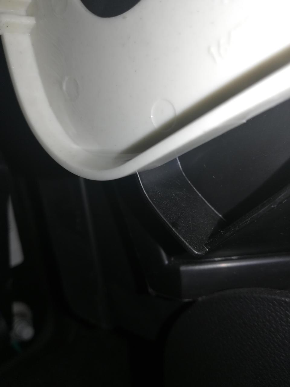 英朗-油门上方滴油什么原因?好像是这白色东西上的润滑油融化滴下来的，有没有事