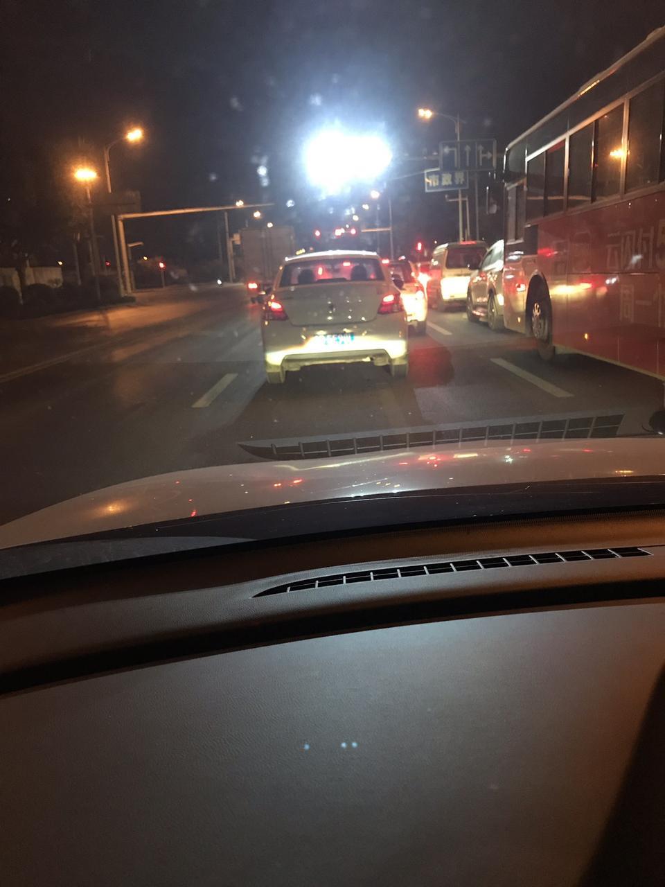 英朗-各位大神，近光灯这样是正常吗？画圈的地方是黑色的 如果没有路灯的话很明显，两个圈中间是正常可以照的到，副驾驶位也是正常照的比较远，就是驾驶位置这里和中间画圈的地方是照不到，而且两个圈中间也可以正常照到。哪位大神给解释一下吧，万分感谢！另外打方向盘时为什么会有轻微的塑料那种摩擦声呢？这是正常吗？