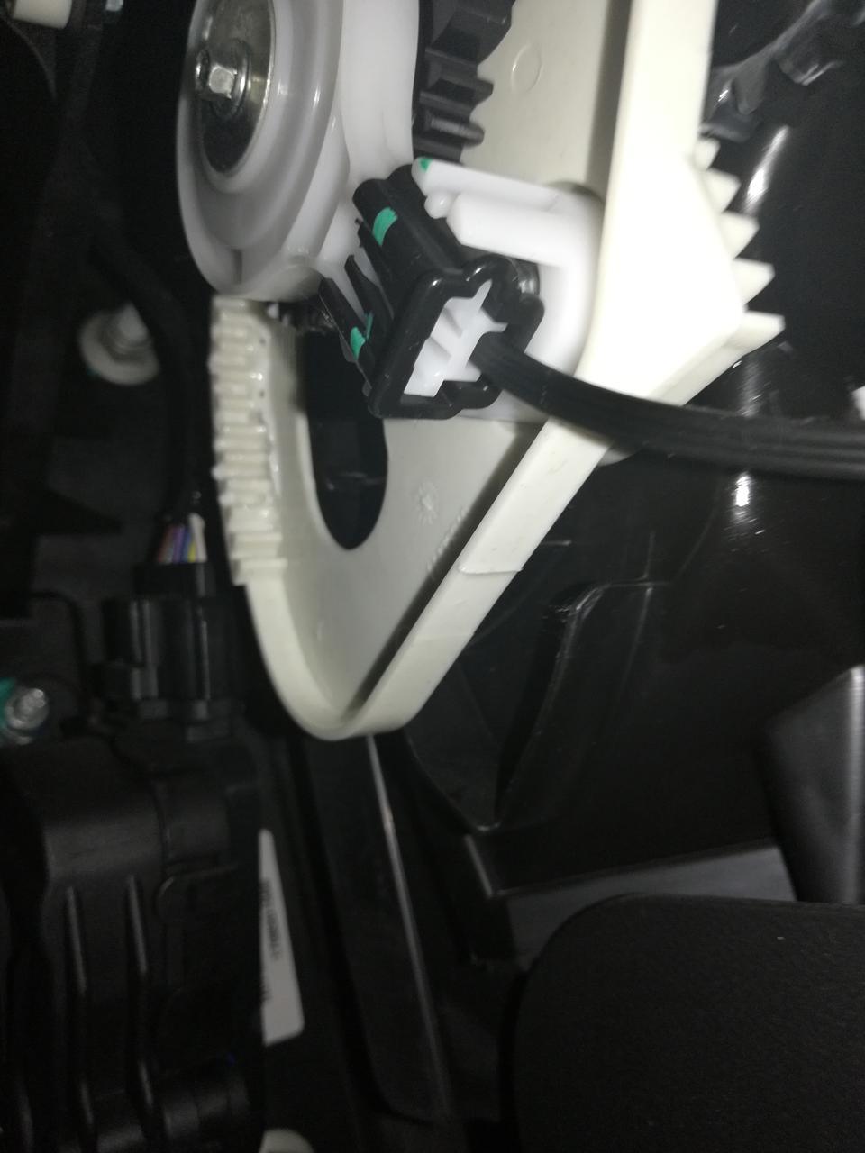 英朗-油门上方滴油什么原因?好像是这白色东西上的润滑油融化滴下来的，有没有事