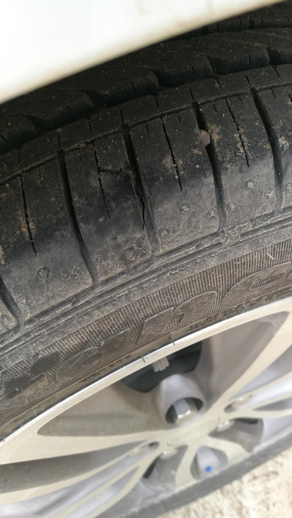 英朗-专家好，这样还能跑长途高速吗？里面扒开能看见钢丝，这是新胎，能补吗？
