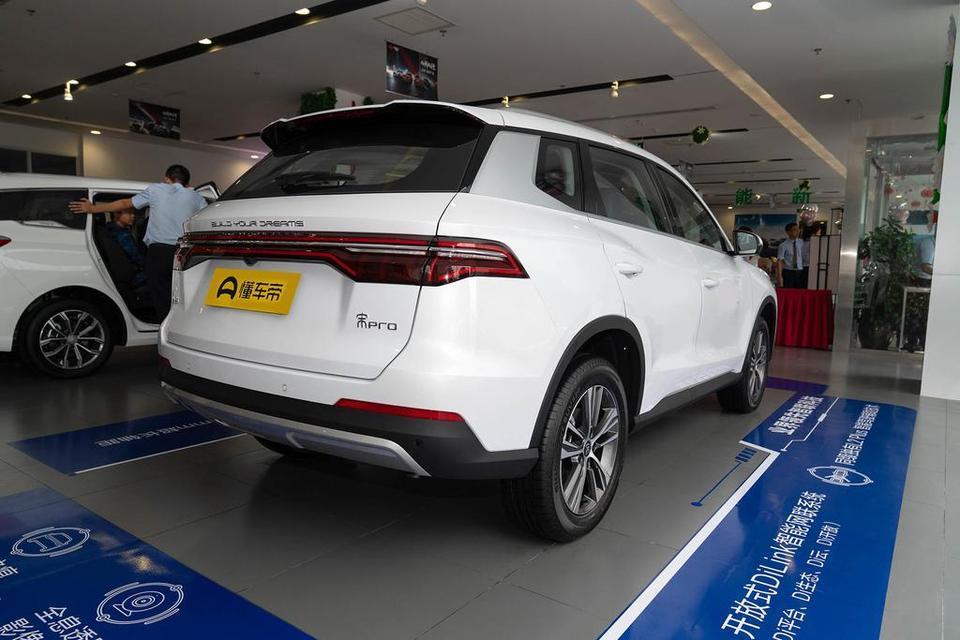 宋pro-车友们给个建议呗…
准备入手精英型
裸车99800
购税8500
保险6000
手续3000
自己回老家上牌
能接受不…