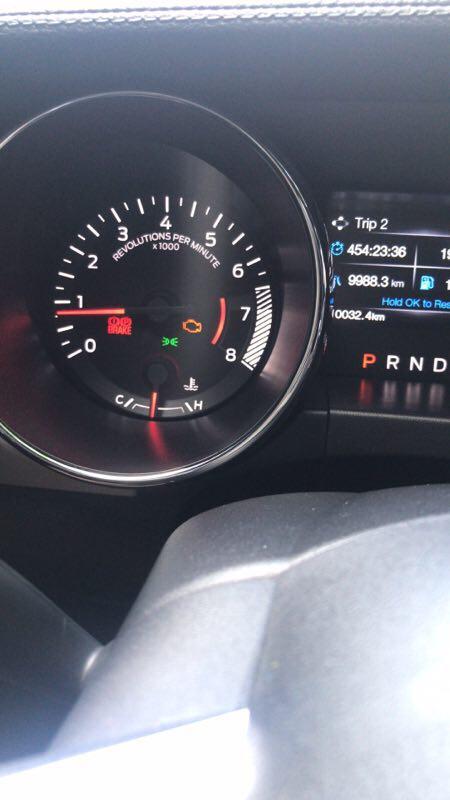 mustang-刚才一着车没事 开了一会就跳这个灯 怎么解决这个问题 在高速上会不会有问题！着急 是否还能开
