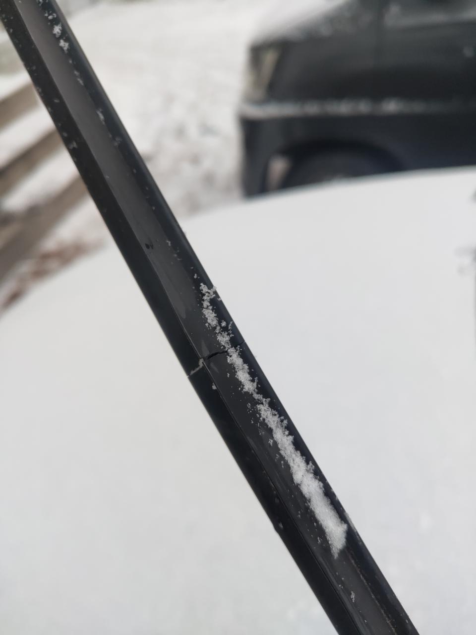 19天籁雨刮器有裂痕，这个是不是坏了
