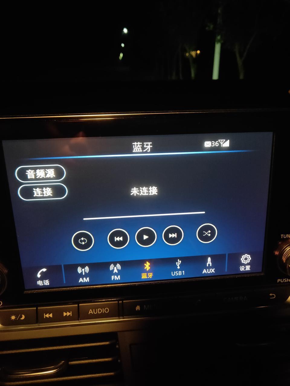 19款天籁连接蓝牙后，歌声正常，多功能方向盘能调节音量，不能切换上一曲和下一曲，返回也没反应！如图，中控屏不显示歌名！