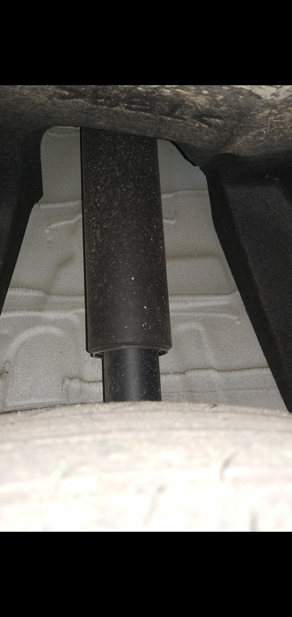 天籁-后车轮俩个侧倾杆不一样 有一个斜了 这是正常的吗？看车轮子轴距也不一样