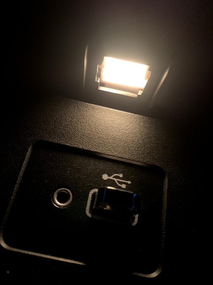 新天籁手机储物盒小灯，进去了，怎么换，什么型号哦呀