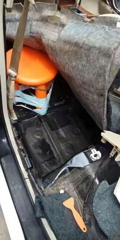 2011款天籁车驾驶室和驾驶室后方漏水严重。天窗排水正常。车门排水正常。请大神帮忙。现在有很浓的霉味儿，正在晾干。但晾干后肯定还会，还会有水？反复两三回了。一是求大神看看哪点儿漏水。二是怎么解决车内严重的霉味儿？想过用蒸汽清洗，车内饰重新清洗一遍。但不知道效果会不会很明显。能不能把车内的霉味儿全部解决？