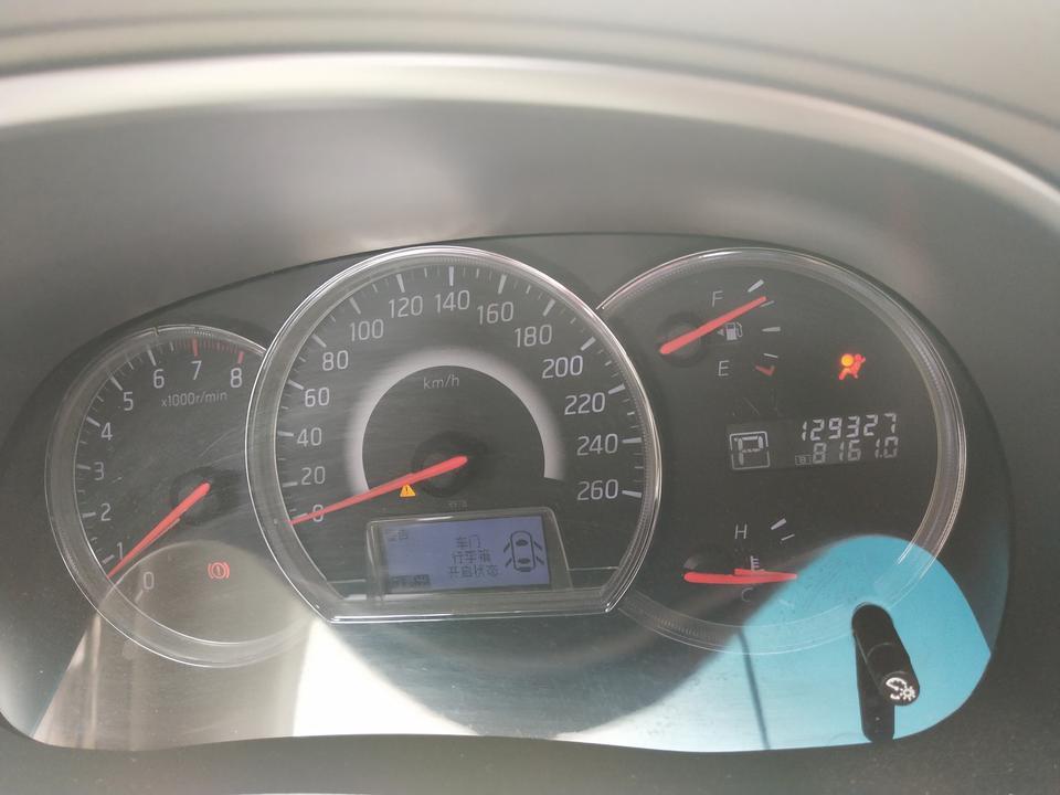 2011年的天籁车。驾驶座位和驾驶后排。脚垫儿下边老有水，而且水很多，每次打开都一盆。不知道哪点漏的水？