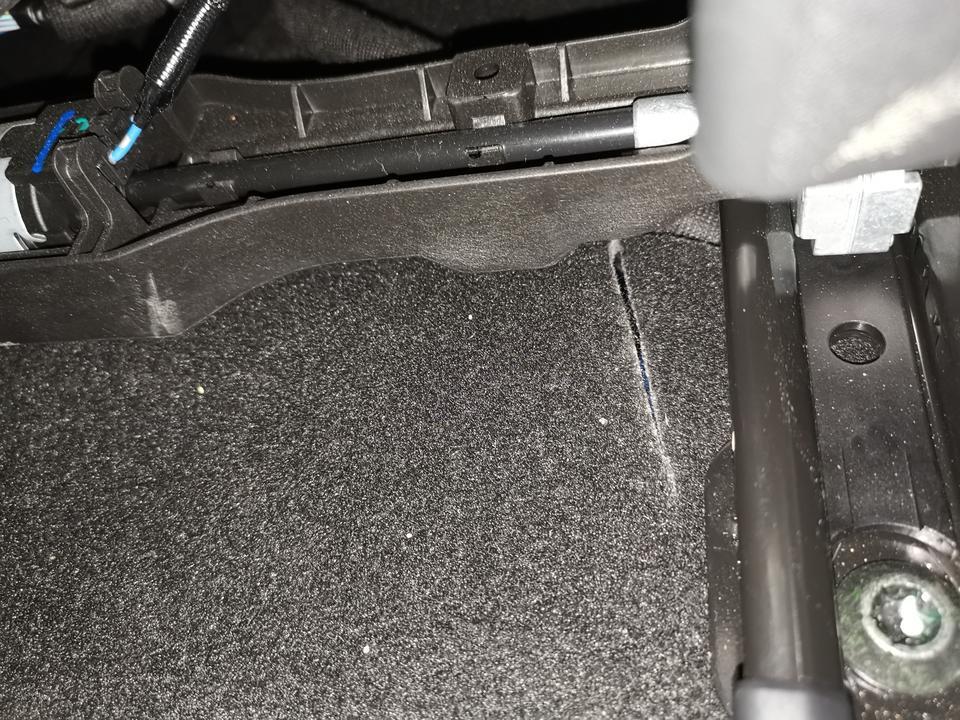 2019款天籁质量很差，主驾驶座位下地板有两道爆裂裂缝，像是被刀割，天籁的品控真的是那么差吗，我的车才1900公里，真让人心寒