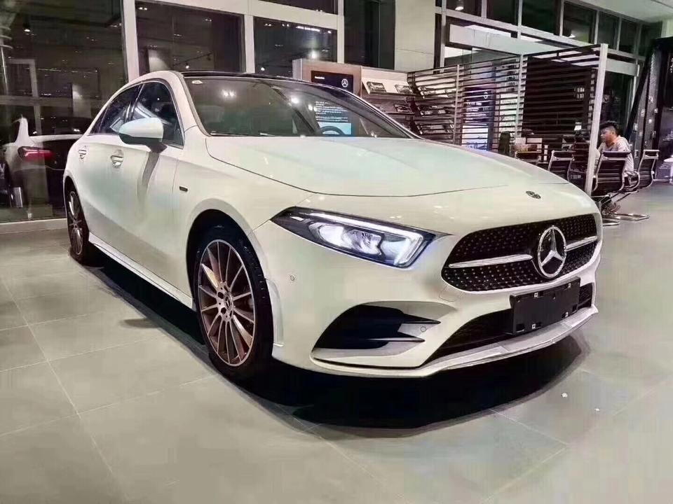 奔驰a级-买过的朋友多少钱买的呢？4s店要269800   不知道能优惠多少钱？
