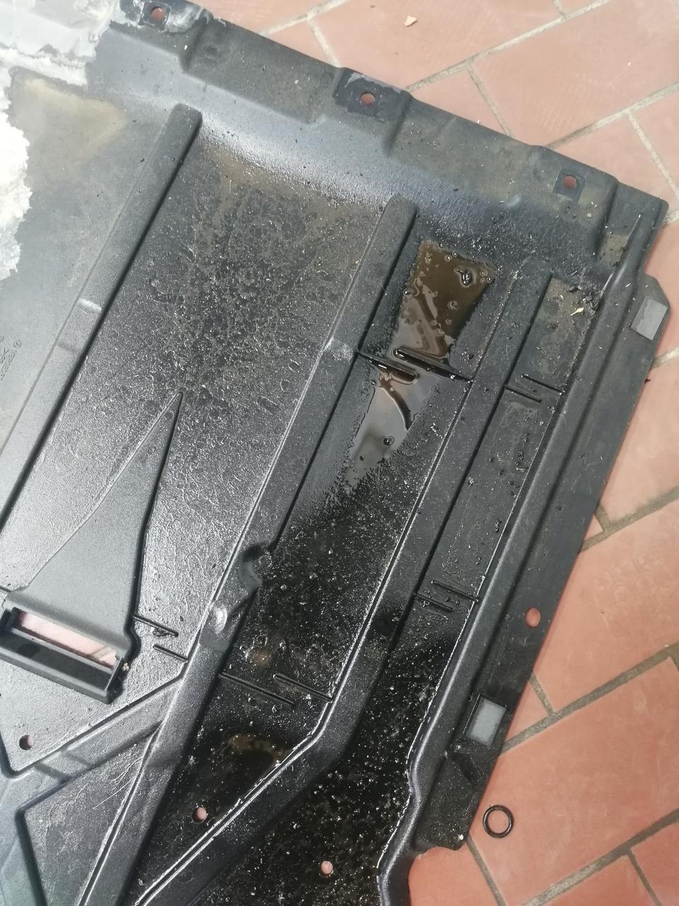 奔驰a级-刚买的不到两个月的奔驰A200L发动机漏油，才跑了1700公里就漏油  之前还不知道出了66万事件，我检查了一下果然漏油，现在车在4s店 ，等方案怎么处理求大家，给我个方案应该怎么处理。