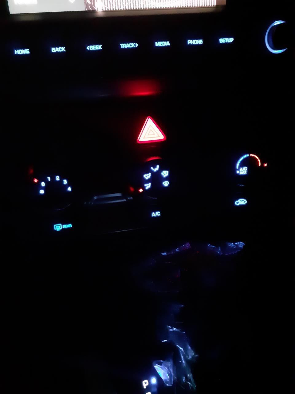领动中控按键背景灯和仪表盘背景灯为什么不开大灯就亮？打开钥匙就亮，不能关吗？