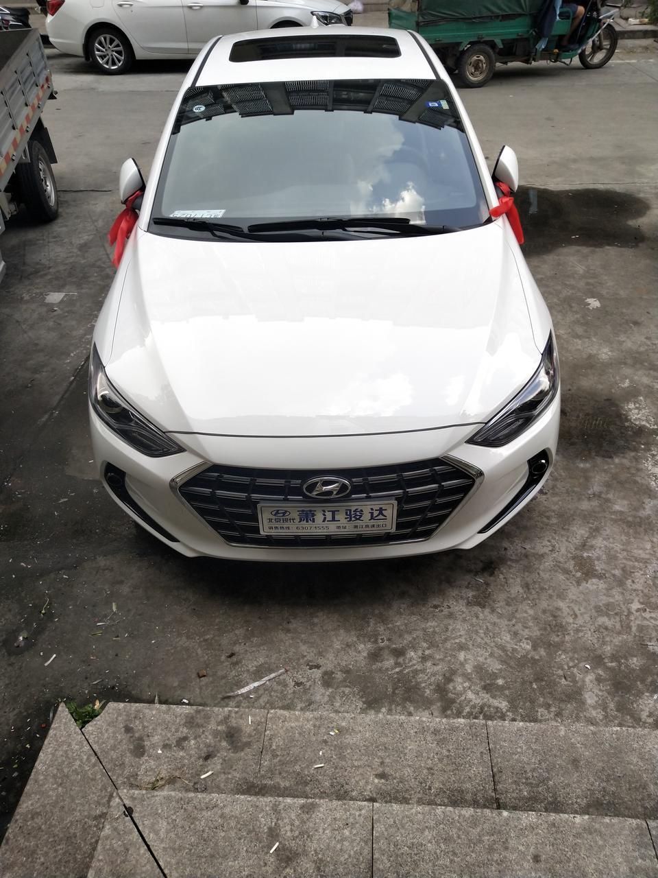 我想问一下领动2019款1.4t活力版 电子手刹是发动车子之后挂入D挡之后不用踩油门电子手刹就会自动解除的嘛？不用手动去按的吧?求大神解答?急急急急急急。