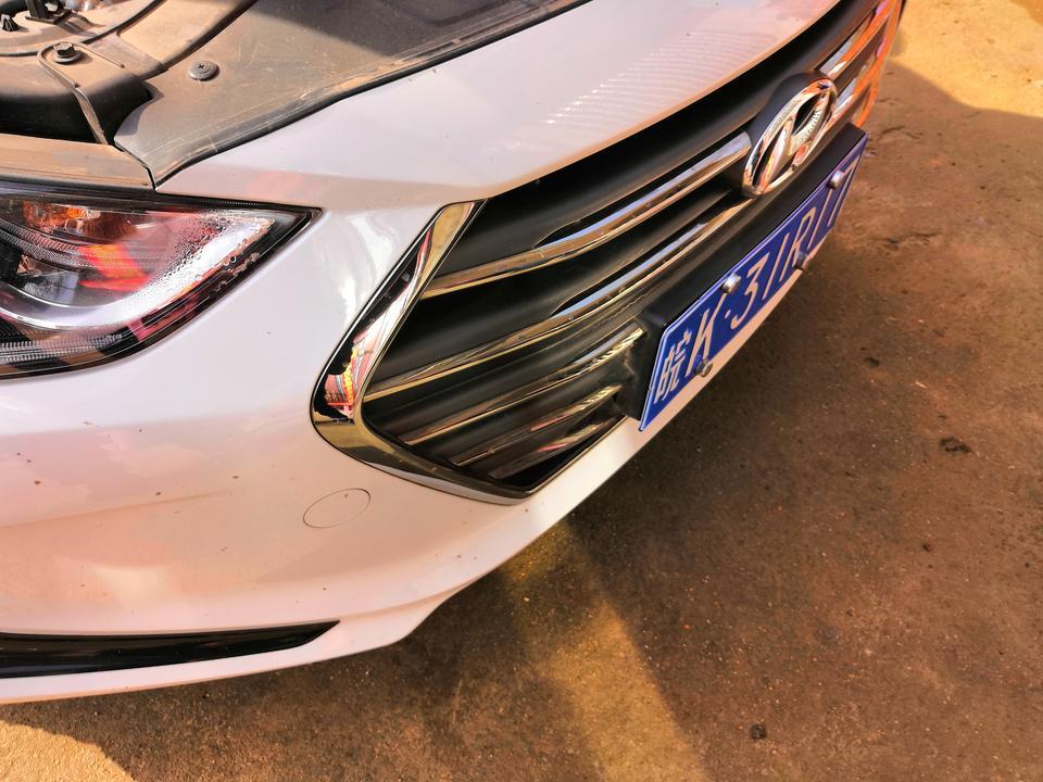 领动汽车，买了一年了，大灯有雾气水，还在三包内吗？