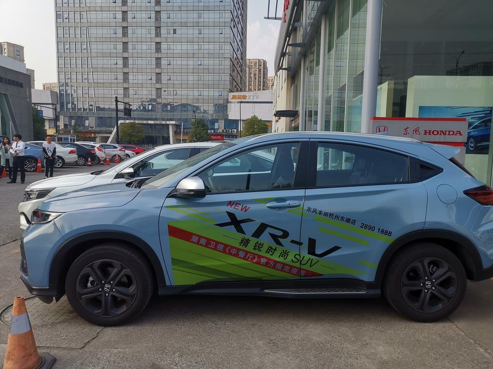 本田xr-v-11月打算买一辆SUV，现在看好两款 xrv 1.5t豪华版蓝色 和 逍客豪华版白色 两辆车落地价差不多，各有优势。但是感觉一些辅助配置逍客稍高一点，比如电动座椅，360影像，车载导航，还有5年11次保养。马上要订车了，现在还在纠结。各位用过的大神给点建议