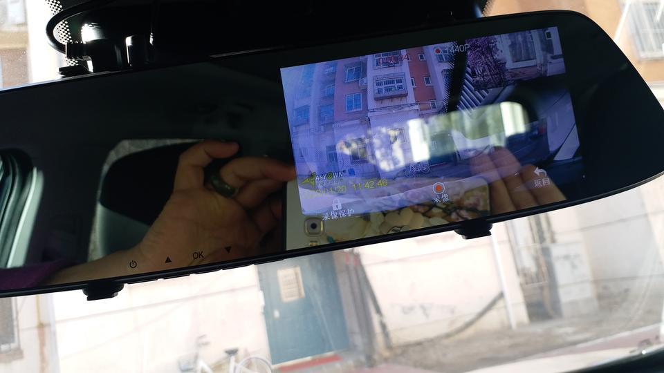 奇瑞虎8这个行车记录仪安装上，发现总把车内的前挡风玻璃上的黒匣子照上好讨厌，怎么解决，你们的行车记录仪是怎么安装的，我的是绑在车内后视镜上的。