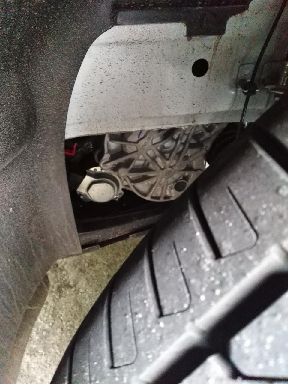 瑞虎8-精英版左前轮下面丑死了，担心雨天进水或者泥，你们其他版本是一样的吗？